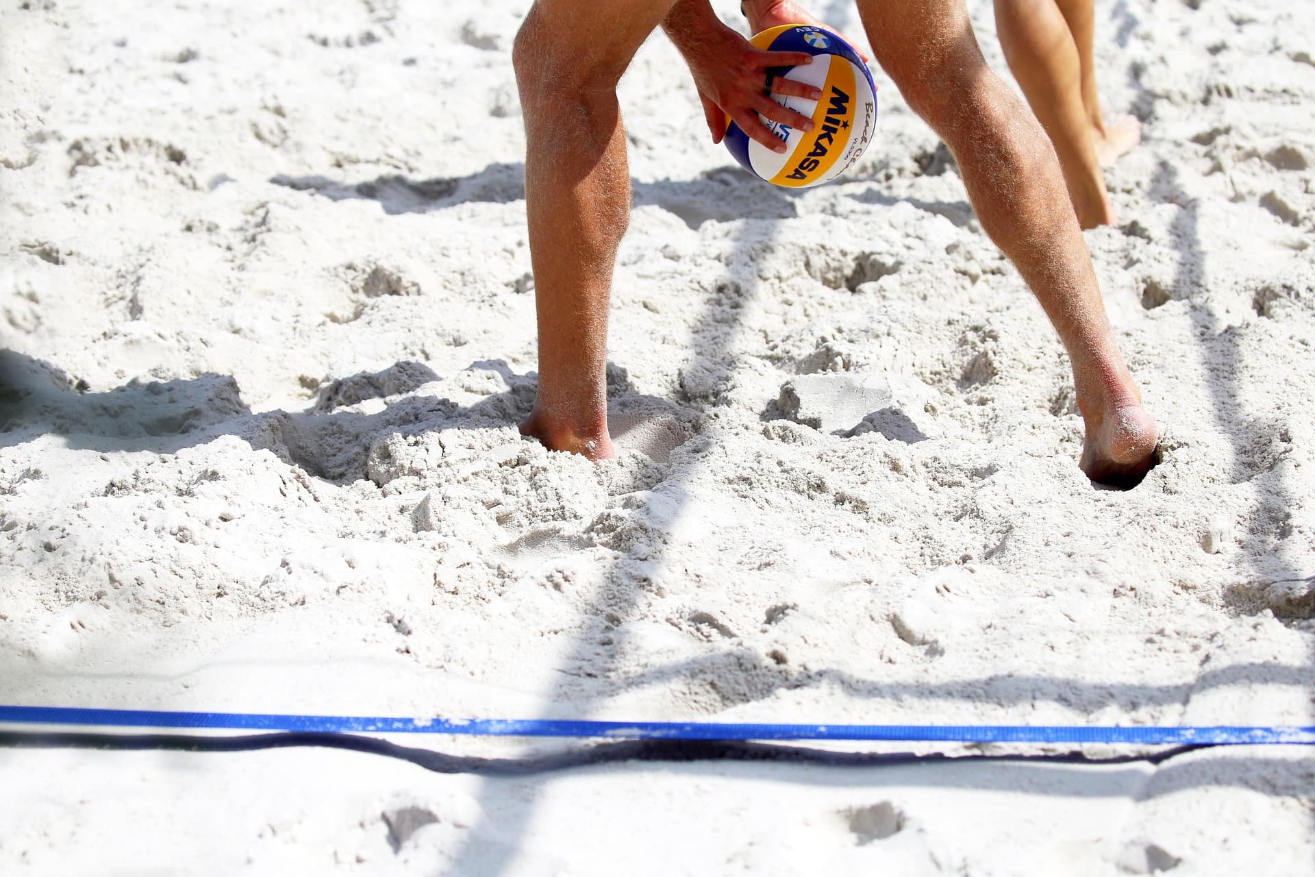 Spieler:innen beim Beachvolleyball auf der FCJ-Anlage in der Abendsonne
